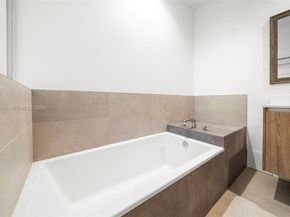 545 SW 11th St 208, Miami FL 33129