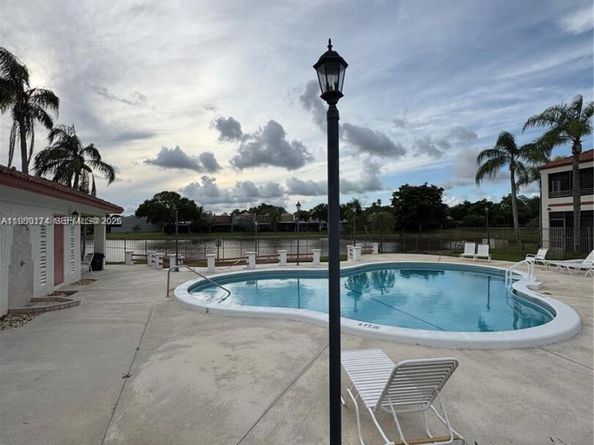 1226 N Hiatus Rd 1226, Pembroke Pines FL 33026