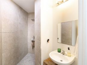 2200 NE 4th Ave 1002, Miami FL 33137