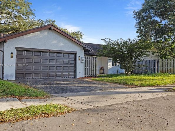 50 Forest Cir, Cooper City FL 33026