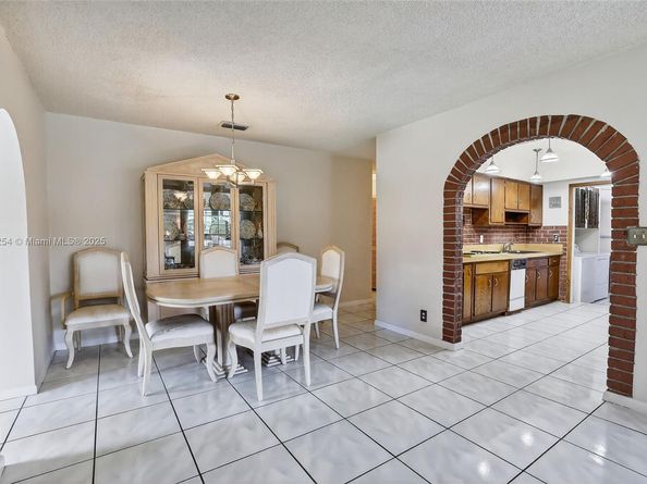 5260 Redwood Ct, Plantation FL 33317