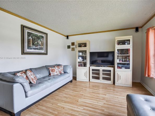 5260 Redwood Ct, Plantation FL 33317