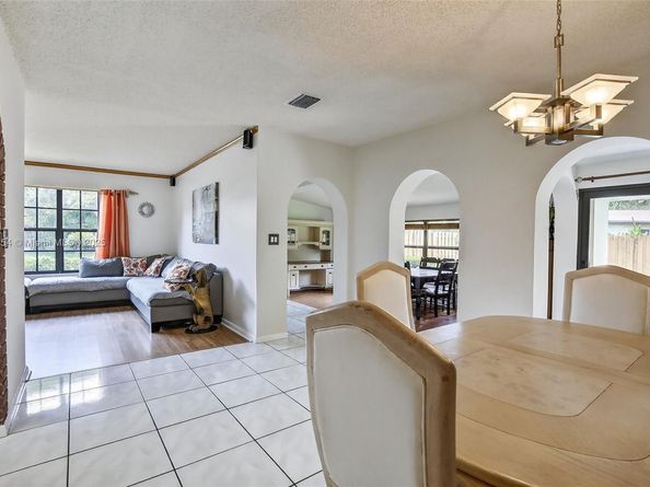 5260 Redwood Ct, Plantation FL 33317
