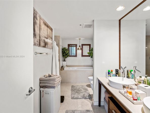 495 Brickell Ave 1702, Miami FL 33131