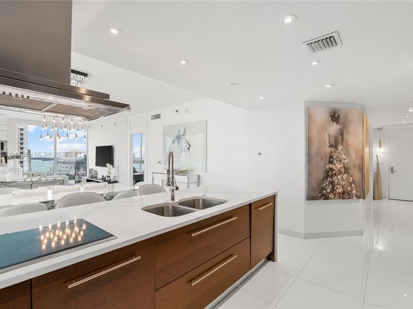 495 Brickell Ave 1702, Miami FL 33131