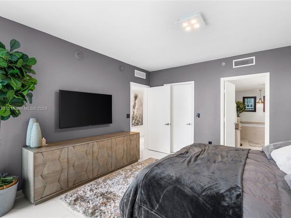 495 Brickell Ave 1702, Miami FL 33131