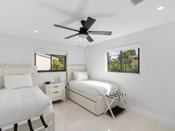 965 NE 171st St, Miami FL 33162