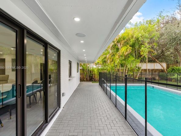 965 NE 171st St, Miami FL 33162