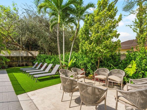 965 NE 171st St, Miami FL 33162