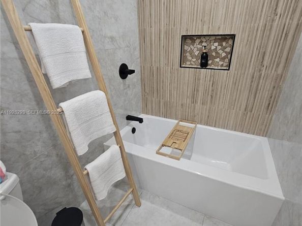 965 NE 171st St, Miami FL 33162