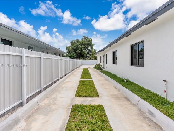 11970-11972 SW 213 St, Miami FL 33177