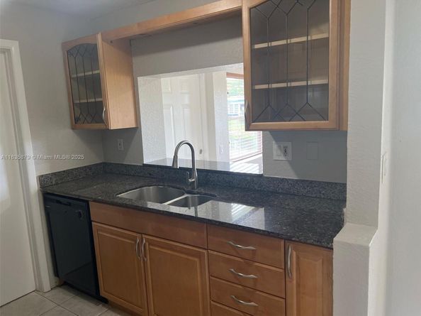6837 NW 28th St, Sunrise FL 33313