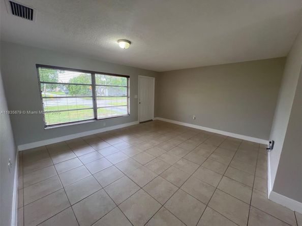 6837 NW 28th St, Sunrise FL 33313