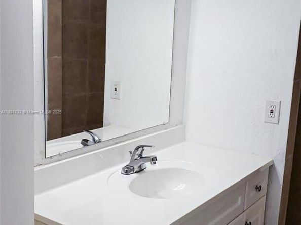 4255 N University Dr 205, Sunrise FL 33351
