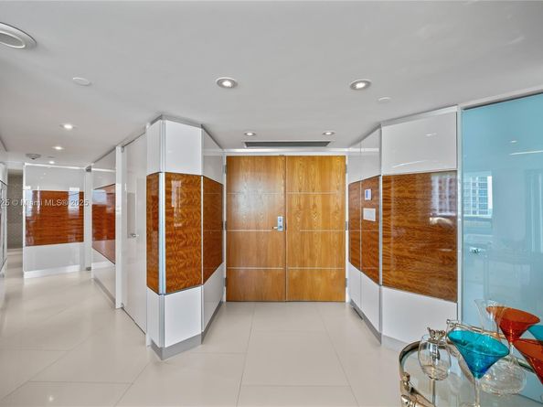 400 S Pointe Dr 910, Miami Beach FL 33139