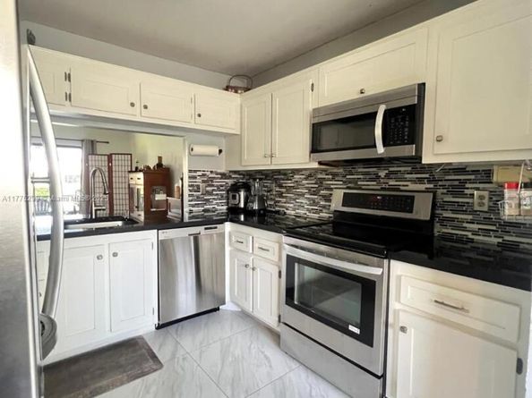 225 Lakeside Cir, Sunrise FL 33326