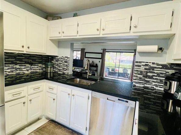 225 Lakeside Cir, Sunrise FL 33326