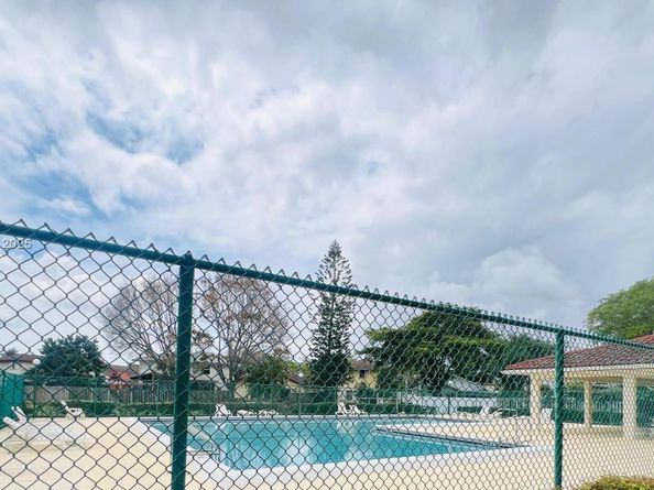225 Lakeside Cir, Sunrise FL 33326