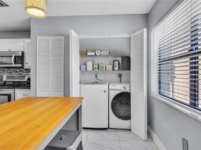 225 Lakeside Cir, Sunrise FL 33326