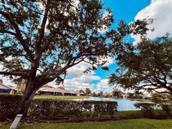 225 Lakeside Cir, Sunrise FL 33326