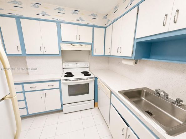220 Kings Point Dr 211, Sunny Isles Beach FL 33160