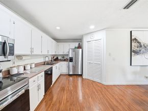 567 Racquet Club Rd 18, Weston FL 33326