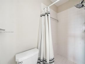 567 Racquet Club Rd 18, Weston FL 33326