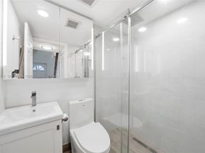 567 Racquet Club Rd 18, Weston FL 33326