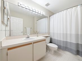 567 Racquet Club Rd 18, Weston FL 33326