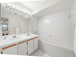 567 Racquet Club Rd 18, Weston FL 33326