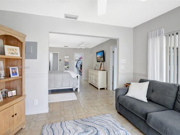 6001 SW 18th St, Plantation FL 33317