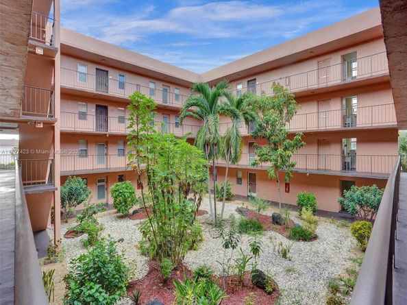 2841 Somerset Dr 317, Lauderdale Lakes FL 33311