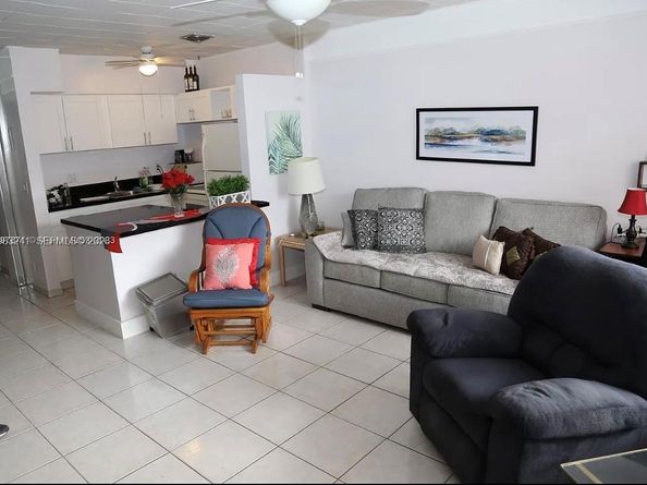 815 SW 10th Ter 4V, Hallandale Beach FL 33009