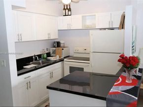 815 SW 10th Ter 4V, Hallandale Beach FL 33009