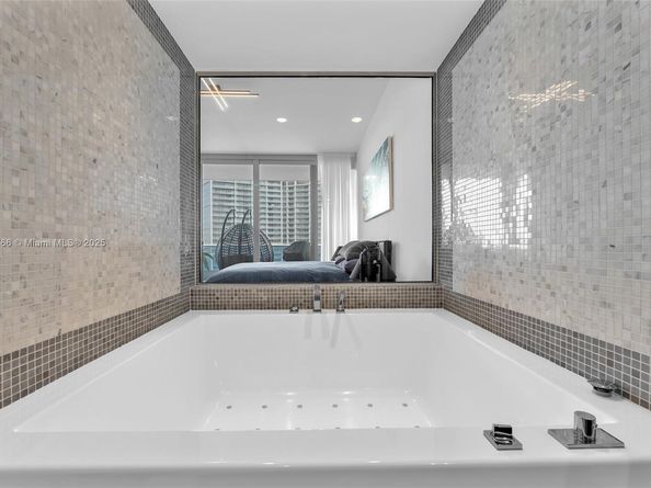 200 Biscayne Boulevard Way 4408, Miami FL 33131