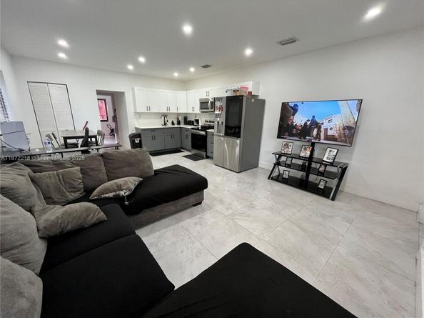 1102 NW 103rd St, Miami FL 33150