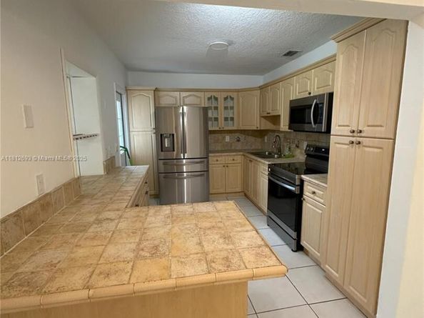 8331 SW 38th St, Miami FL 33155