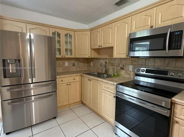 8331 SW 38th St, Miami FL 33155