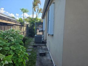 961 E 32nd St, Hialeah FL 33013