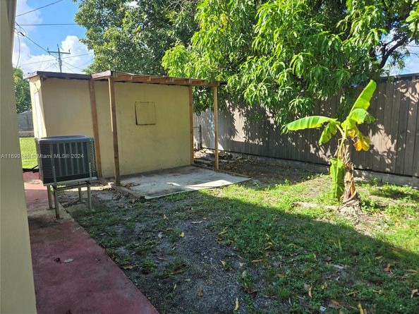 961 E 32nd St, Hialeah FL 33013