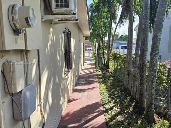 961 E 32nd St, Hialeah FL 33013
