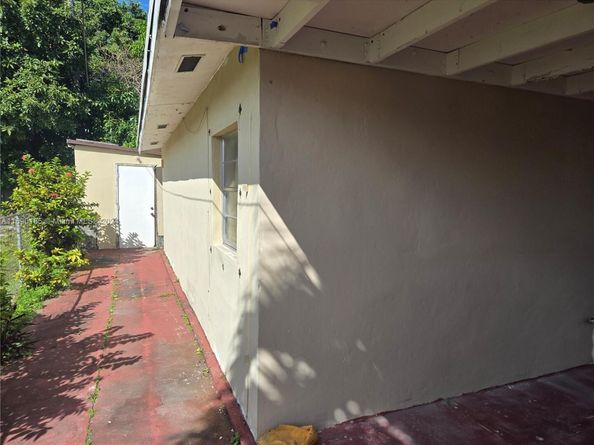 961 E 32nd St, Hialeah FL 33013