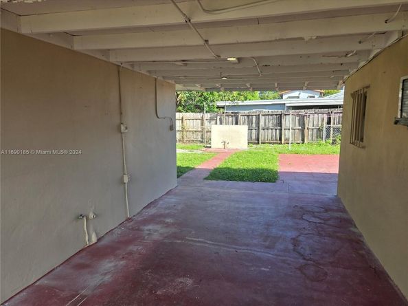 961 E 32nd St, Hialeah FL 33013