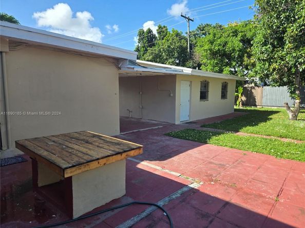 961 E 32nd St, Hialeah FL 33013