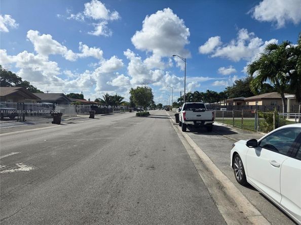 961 E 32nd St, Hialeah FL 33013
