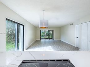 409 Lakeview Dr 101, Weston FL 33326