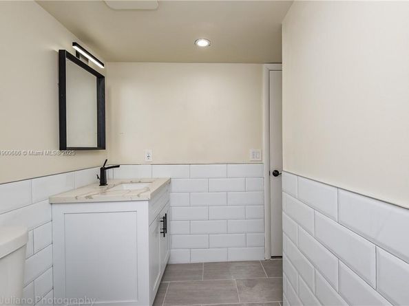 409 Lakeview Dr 101, Weston FL 33326