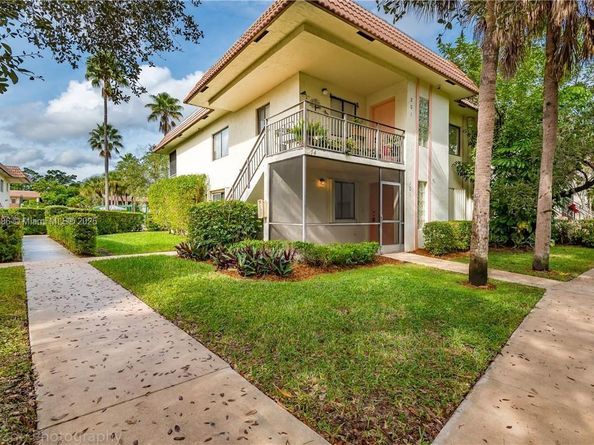 409 Lakeview Dr 101, Weston FL 33326