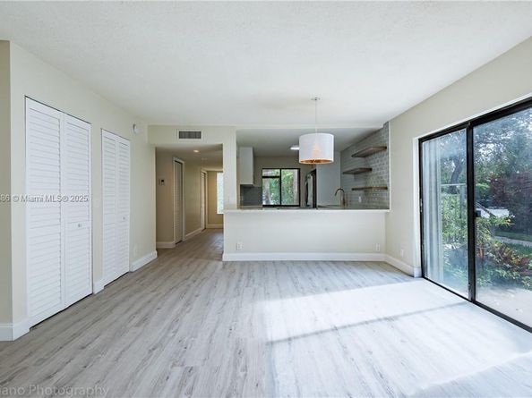 409 Lakeview Dr 101, Weston FL 33326