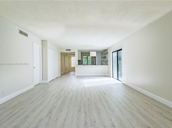 409 Lakeview Dr 101, Weston FL 33326